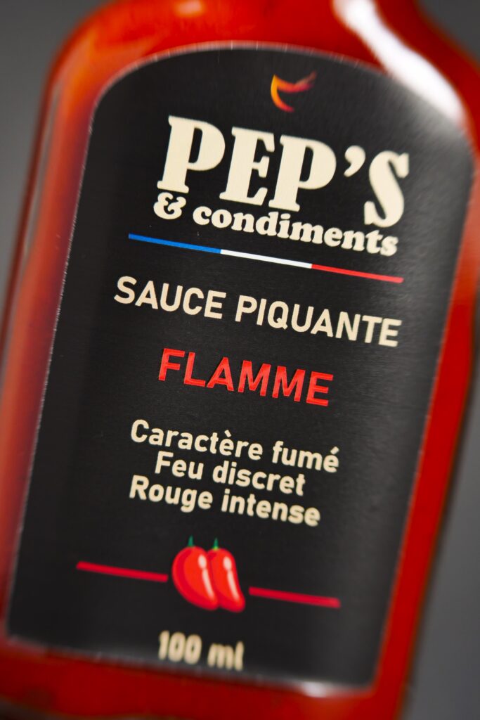 Sauce piquante artisanale française au piment jalapeno rouge gout fumée